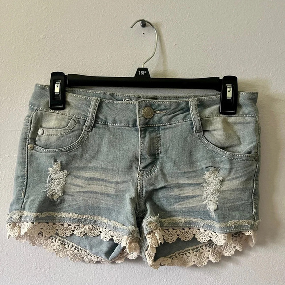 Rue21 Light Wash Crochet Trim Denim Shorts - Size 3/4 - Picture 2 of 4